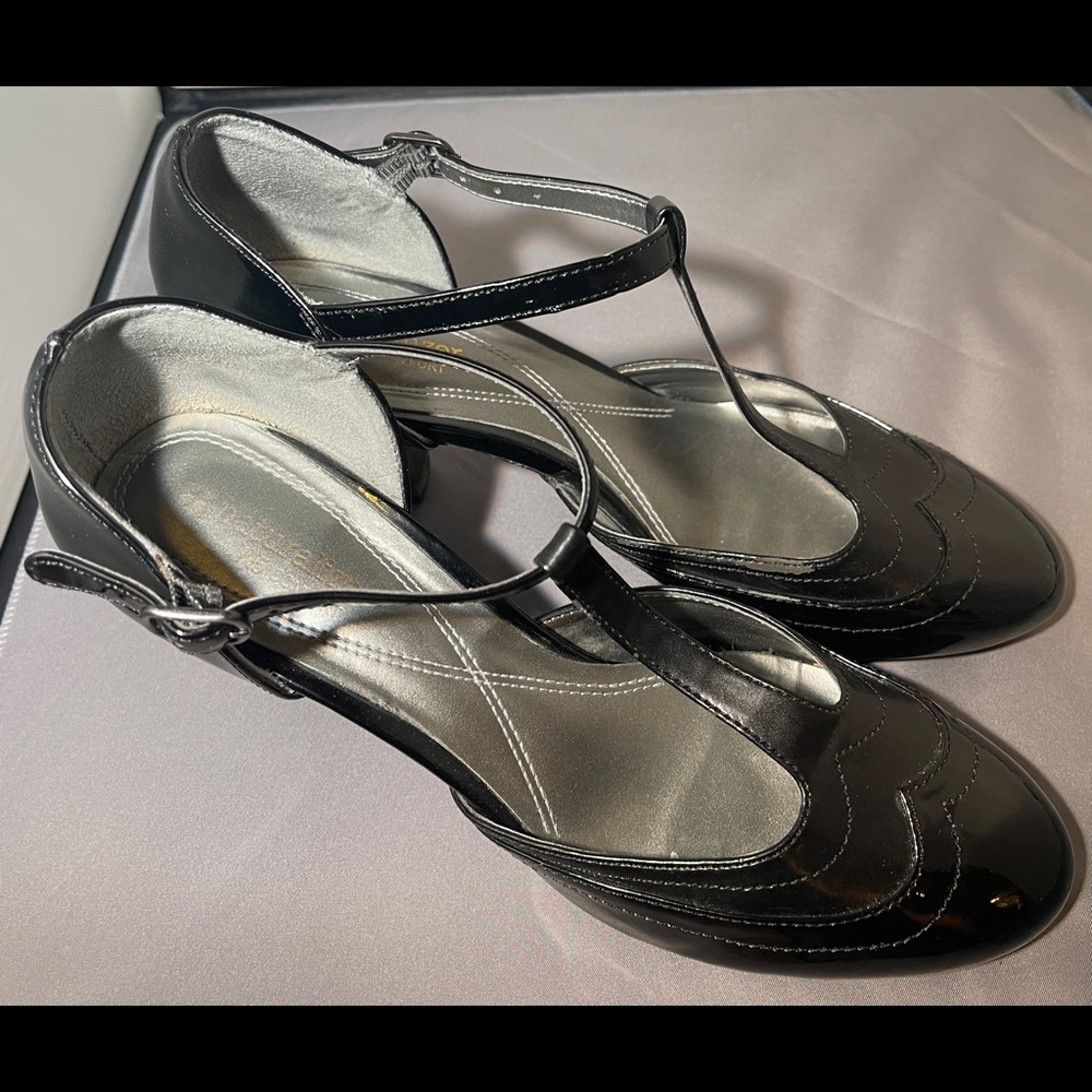 Naturalizer Black patent heels